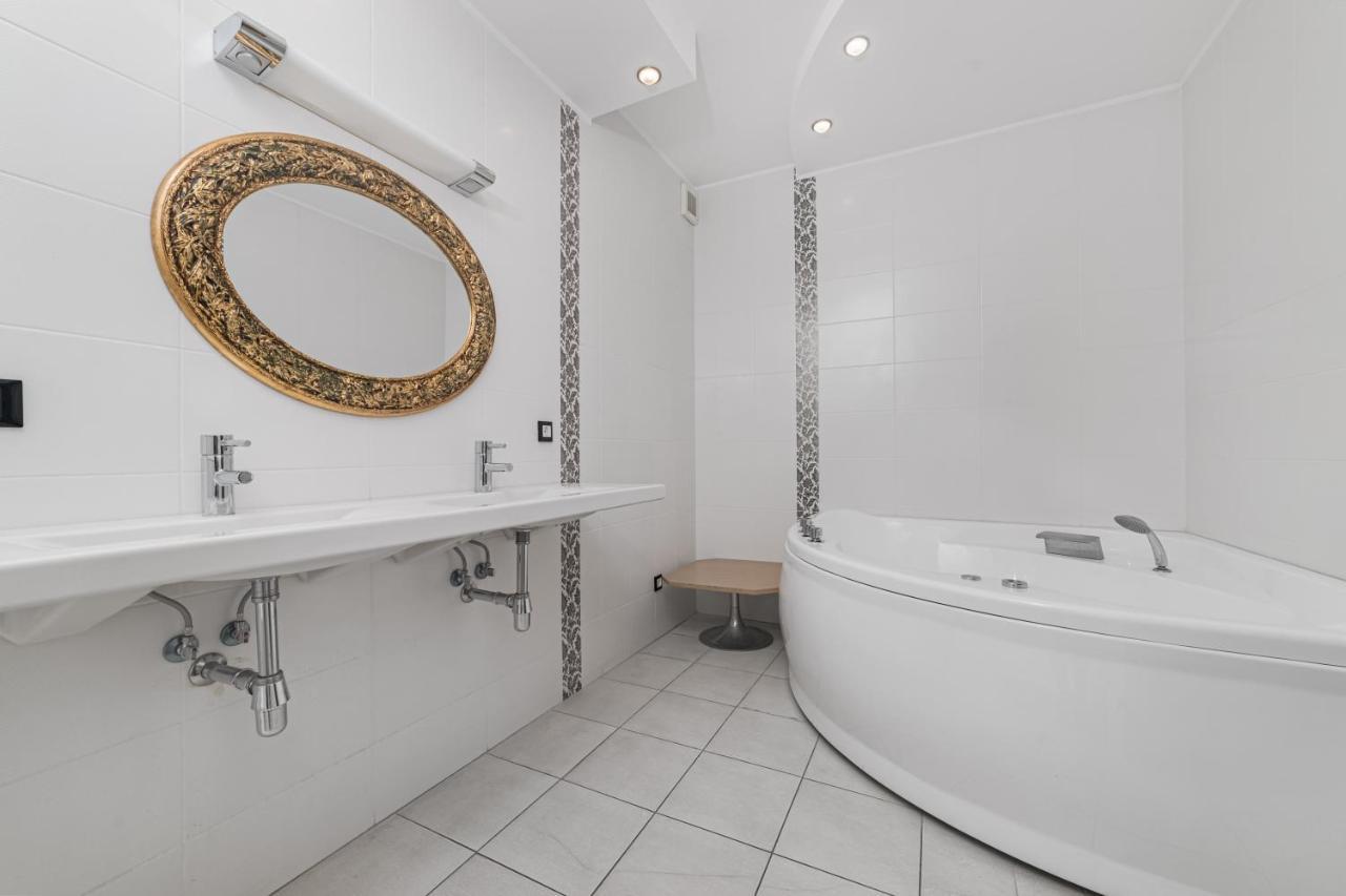 Classical Deribasivska 3-Bedrooms Apartment Odessa Eksteriør bilde
